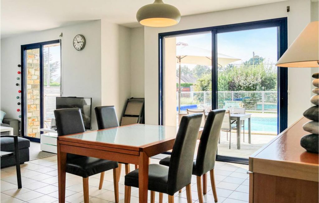 meuble de tourisme lumineux avec piscine