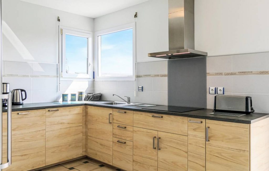 meuble de tourisme lumineux avec piscine