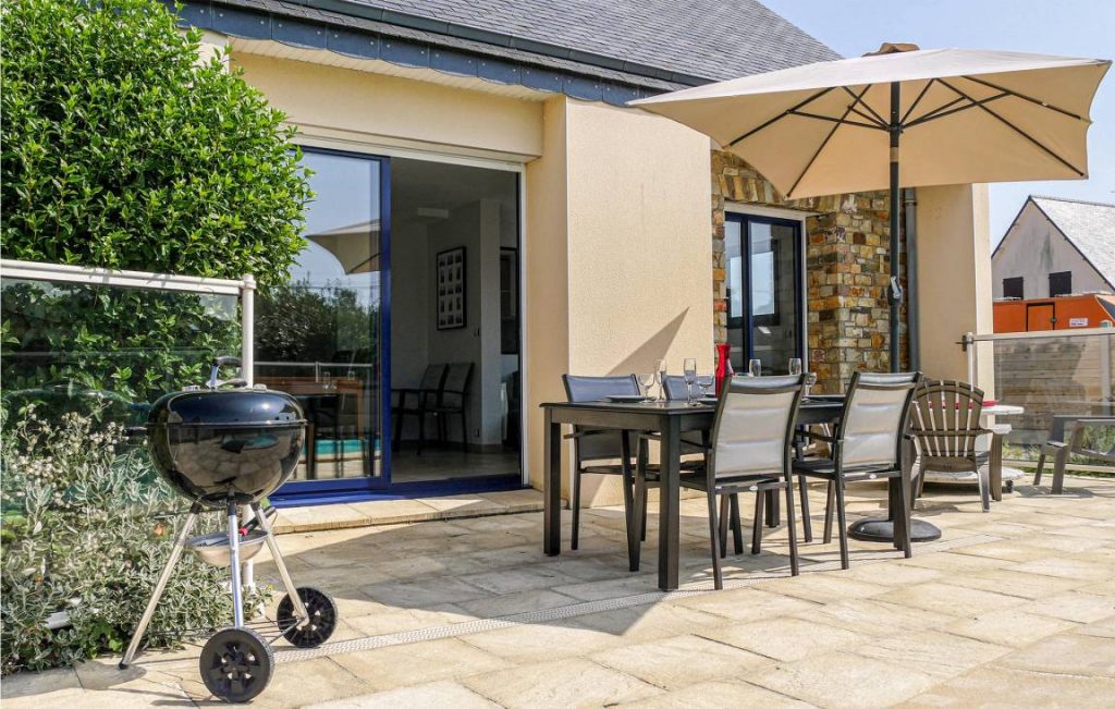 meuble de tourisme lumineux avec piscine