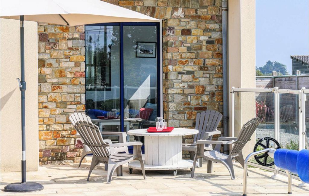 meuble de tourisme lumineux avec piscine