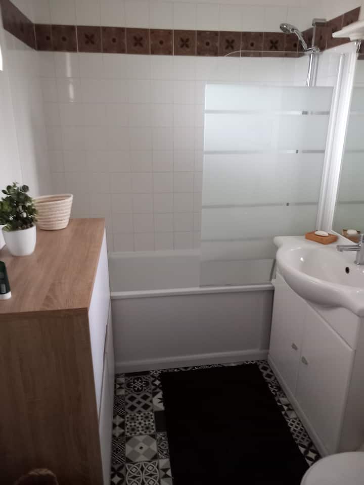 Studio Normand agréable balcon piscine