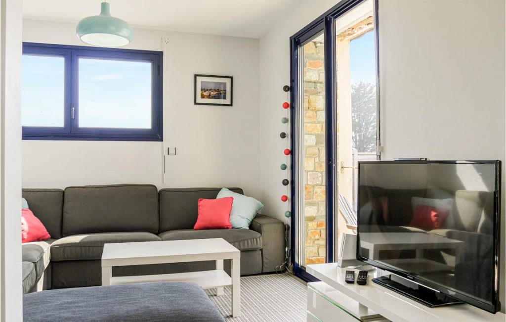 meuble de tourisme lumineux avec piscine