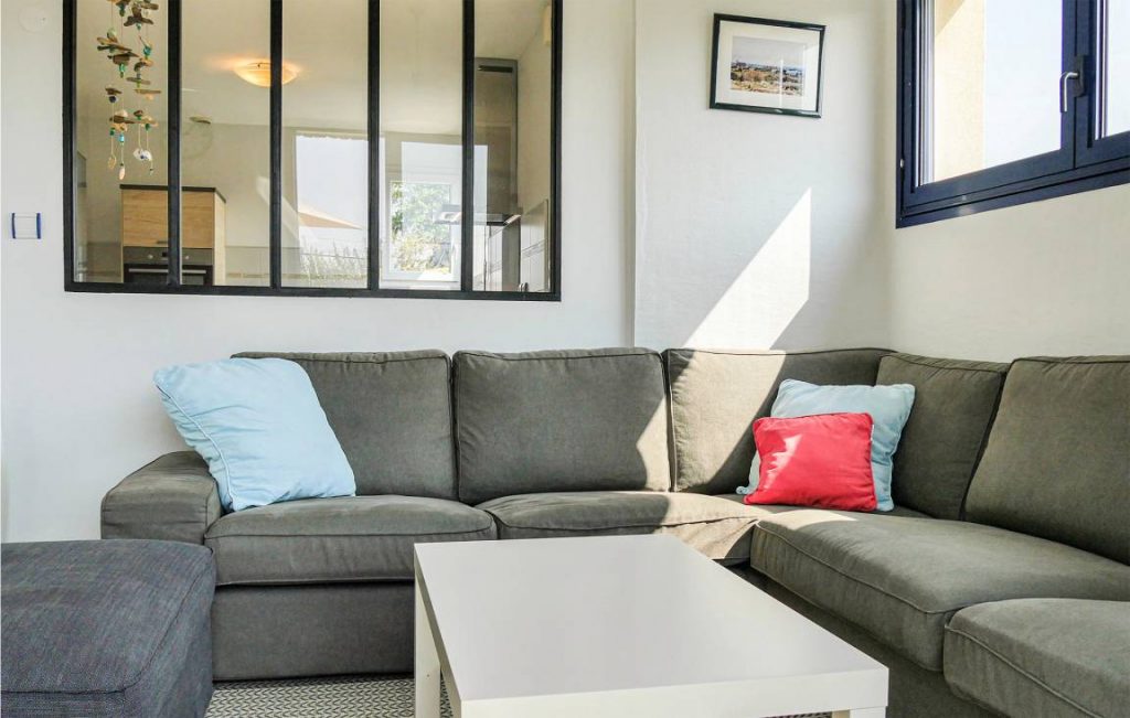 meuble de tourisme lumineux avec piscine